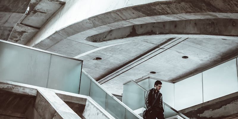 Descending Triangle Pattern - How to Identify & Trade